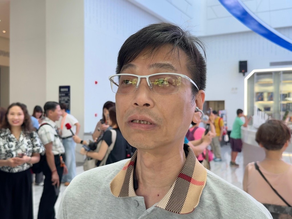 從事科技行業、專程來文昌觀賞火箭升空的港人楊先生表示,未能親眼看到發射當然失望,但理解當局安全至上。 從事科技行業、專程來文昌觀賞火箭升空的港人楊先生表示,未能親眼看到發射當然失望,但理解當局安全至上。