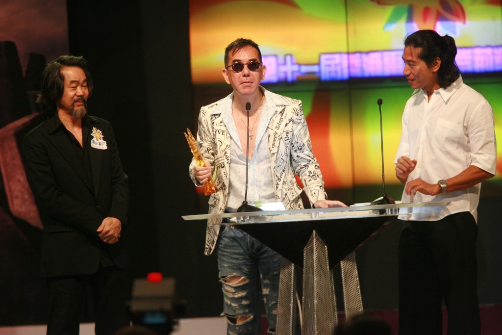黄秋生（中）凭《头文字D》获《第11届香港电影金紫荆奖颁奖典礼》最佳男配角。