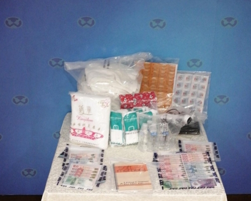 警方檢獲一批證物，包括約3400元現金、避孕套及潤滑劑等。圖:警方提供