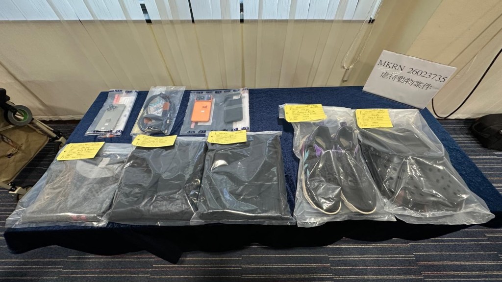 警方展示涉案證物,包括疑犯衣著。 警方展示涉案證物,包括疑犯衣著。