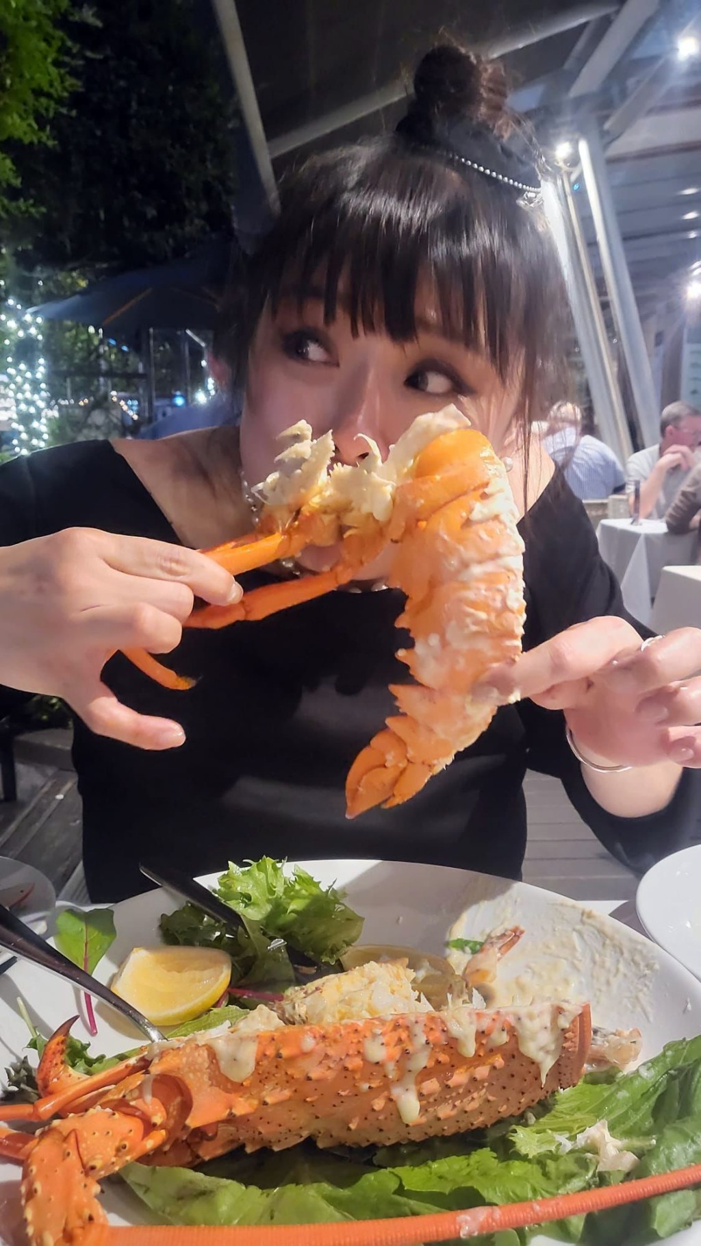巨型龙虾成块面咁大。