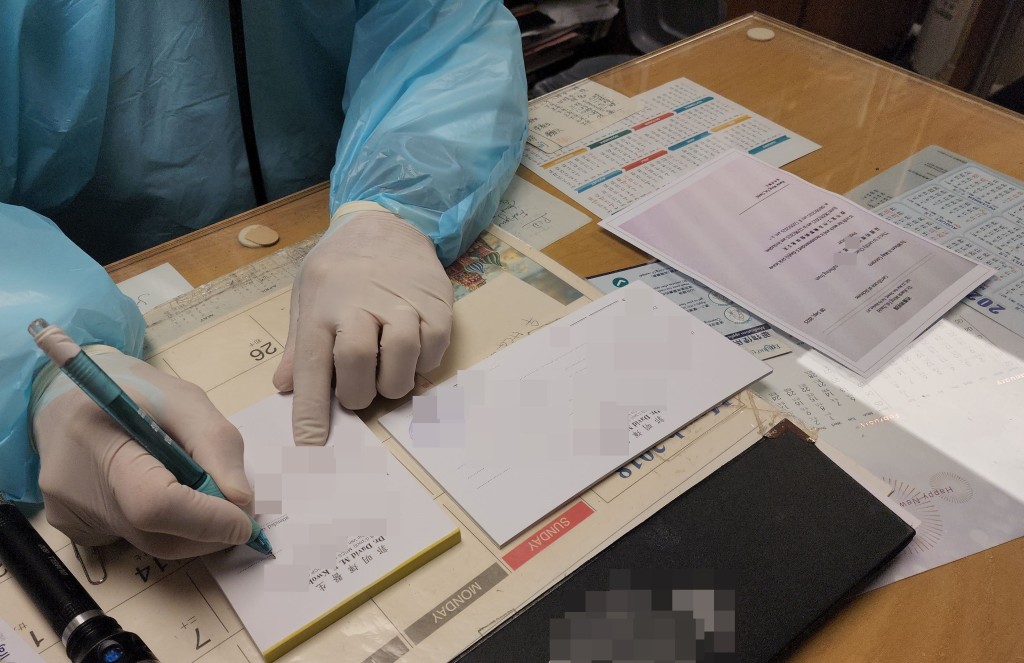 西醫郭明輝查看記者提供的醫生紙後,直指有人假扮其身份向他人發出虛假病假紙。 西醫郭明輝查看記者提供的醫生紙後,直指有人假扮其身份向他人發出虛假病假紙。