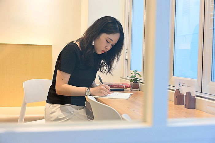 葉秋弦自言是「中文人」,中學時期已決定投身文字工作。