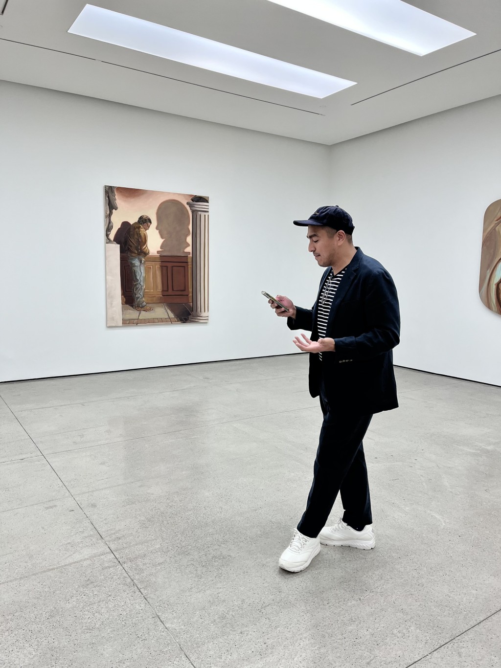 藝術家賴輝明及作品《Head+to+Head》。