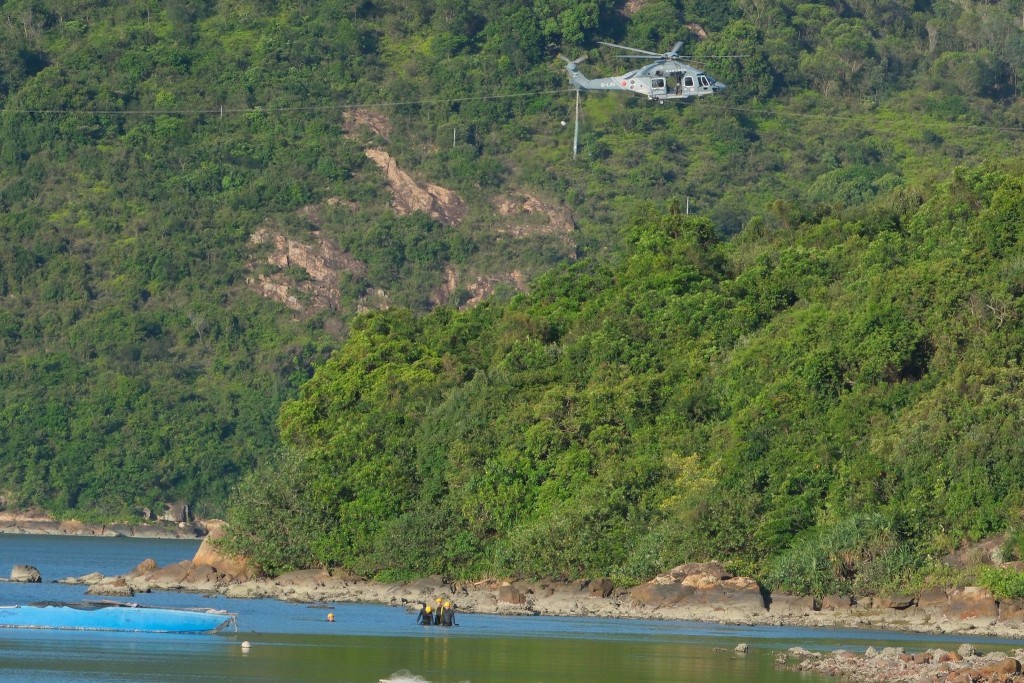 政府飞行服务队直升机到场搜索。徐裕民摄
