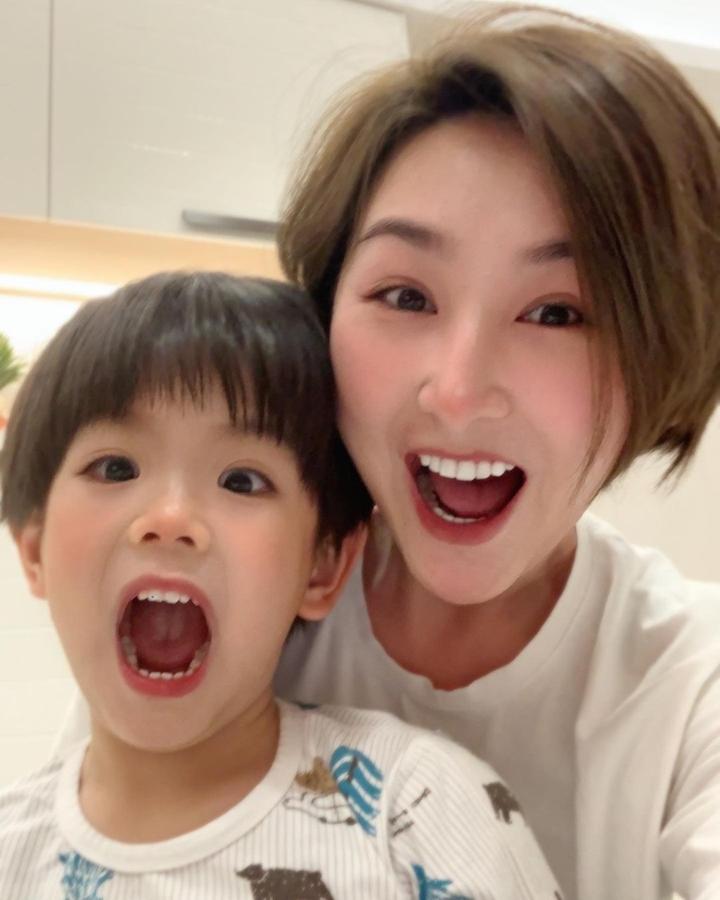3歲大的小春雞表情多多。