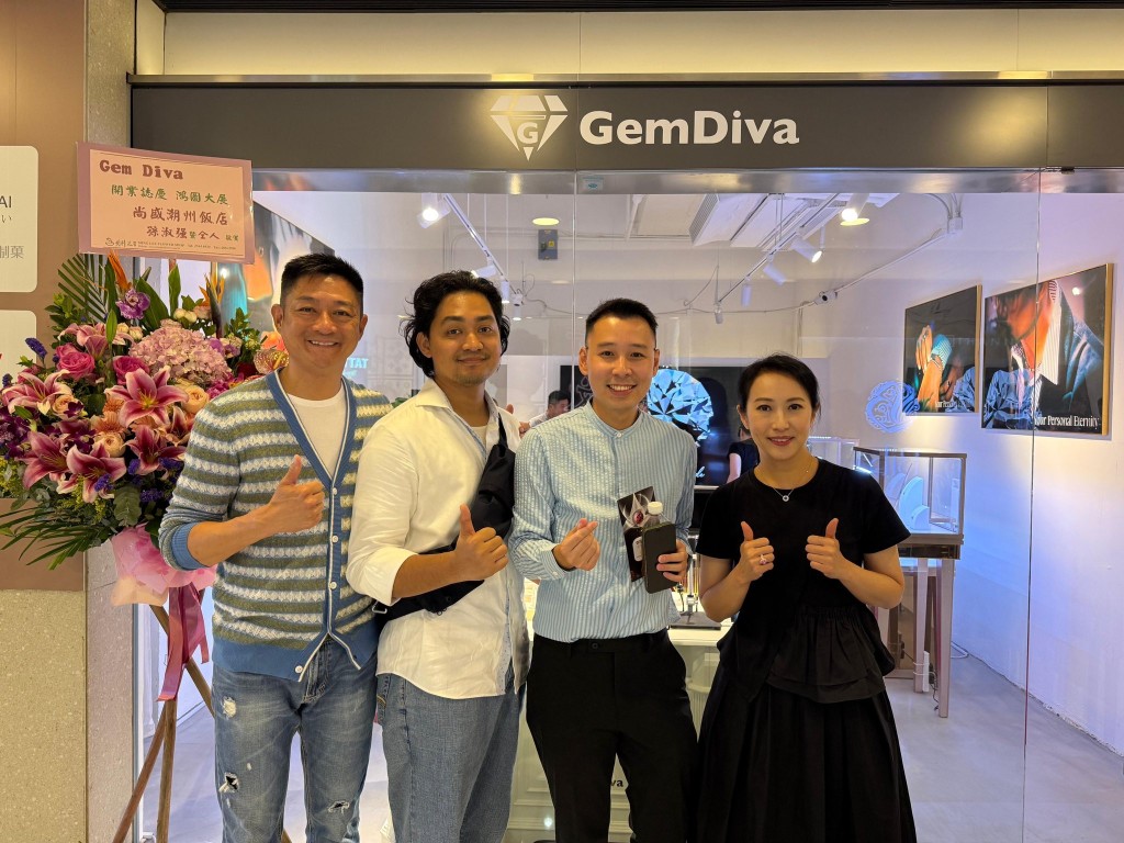 楊證樺最近又有新搞作,開珠寶店做大亨,還與太太夫妻檔做生招牌。 楊證樺最近又有新搞作,開珠寶店做大亨,還與太太夫妻檔做生招牌。