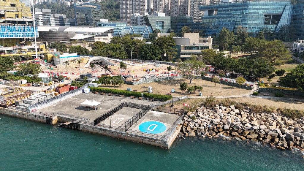 數碼港試飛場地具有大面積戶外 及臨海空間，遠離限制無人機飛行的區域，是無人機航線的理想起降點。