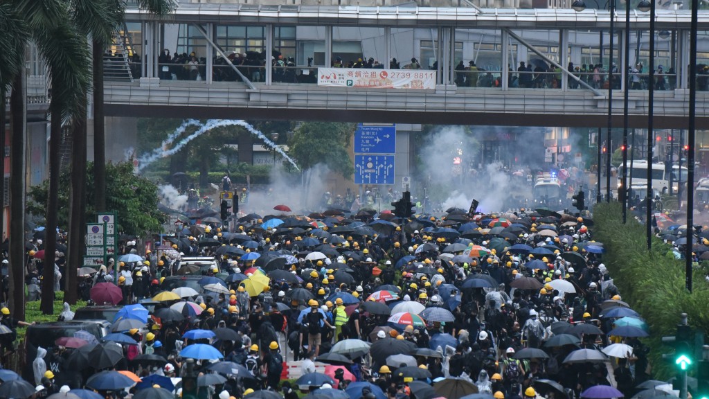 2019年8月底「荃葵青大遊行」示威者區內堵路，爆發衝突。資料圖片
