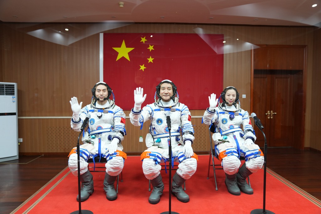 3名太空人出發前與網民進行問答互動。新華社圖片