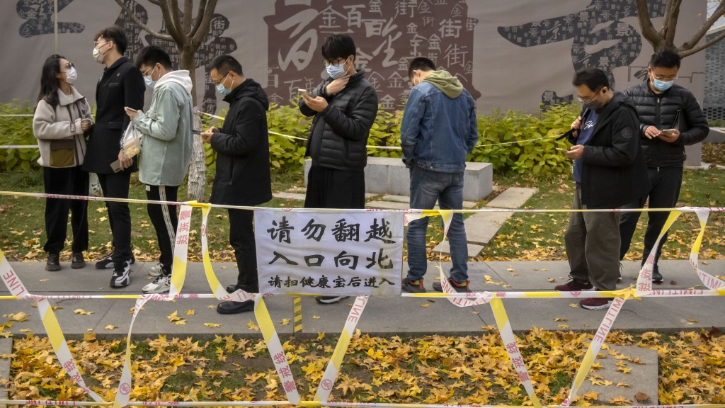 内地疫情未止，广州白云区采严格限制人员流动。 AP图