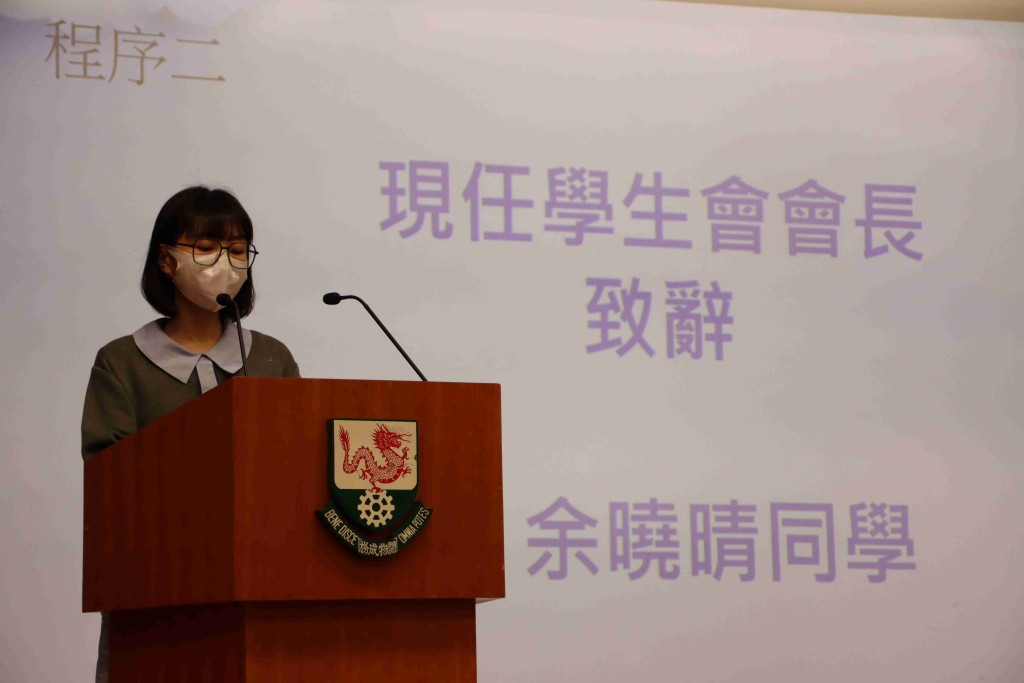 2022/23学年中六学生余晓晴指，校方没有因两校合并而减少资源，反而提供更多学习支援。(龙翔官立中学提供)