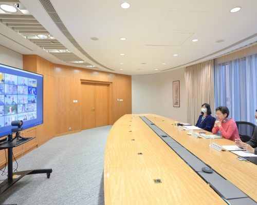 林鄭月娥（中）與大學教資會轄下研究小組、研究評審工作小組和評審小組共約30位本地和海外成員會面。
新聞處圖片
