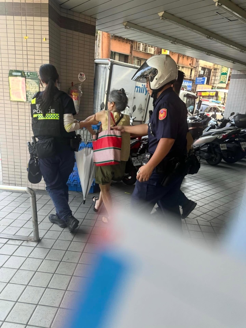 在捷運滋擾優先座乘客致被踢的老婦，10月1日因在便利店鬧事，揭發她是盜竊通緝犯，遭警方拘捕。Threads