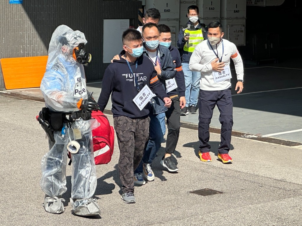 演习模拟香港科学园内的实验室发生化学品泄漏事故，导致多人受伤，各部门迅即派人支援。(警方图片)
