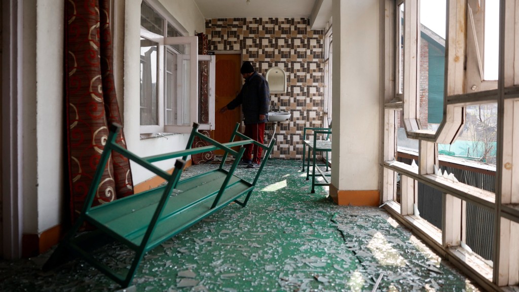 印度控制的克什米爾地區一間警察局意外發生爆炸。 路透社