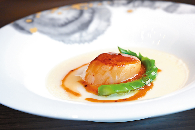 陳皮鵝肝汁元貝蒸蛋白
北海道刺身級帶子肥美肉厚，配以滑嘟嘟的蛋白和鮮香醬汁，清甜美味又彈牙。