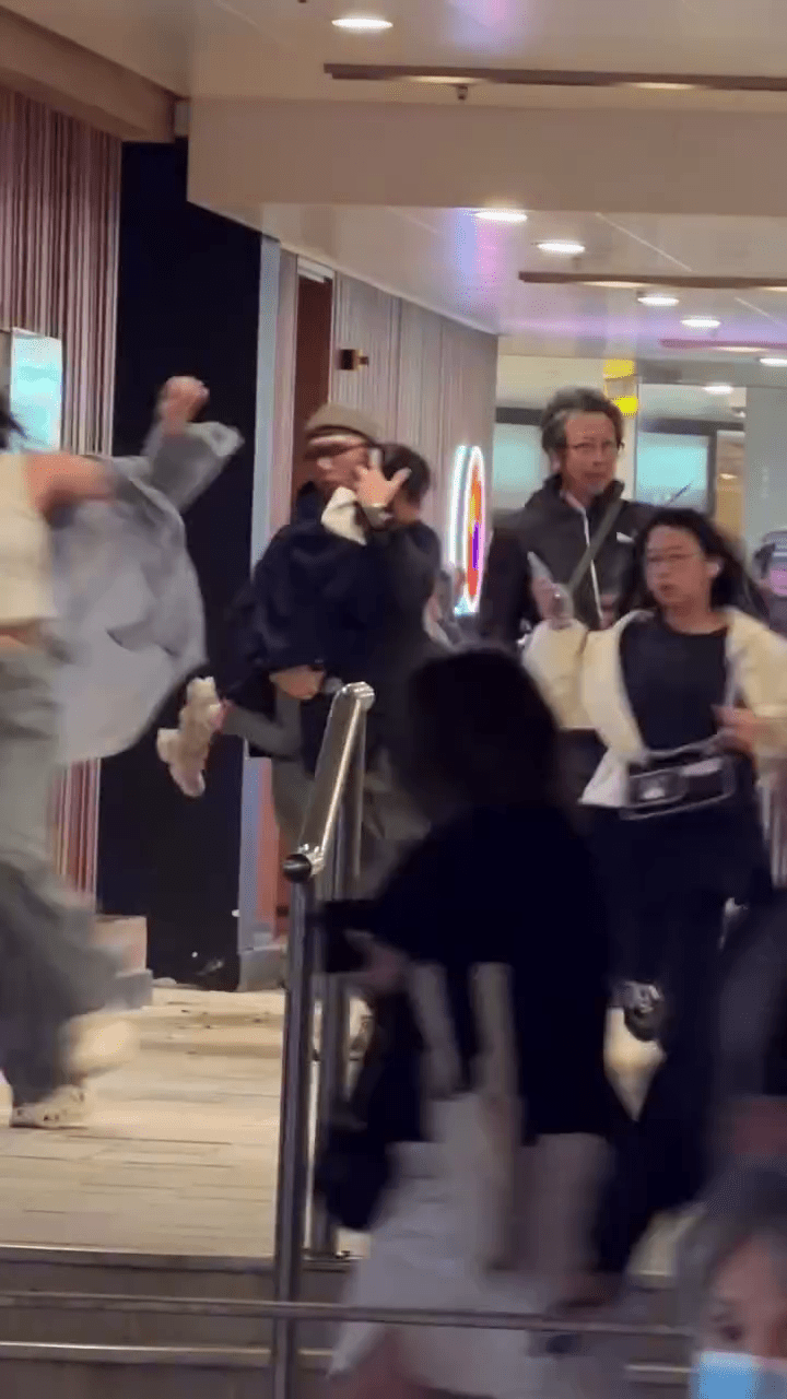 大批市民見狀隨即尖叫奔逃。