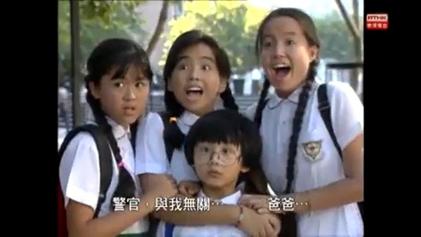 （後左起）唐寧、何靈靈和李佩蕙在《CYC家族》中飾演三姊妹。