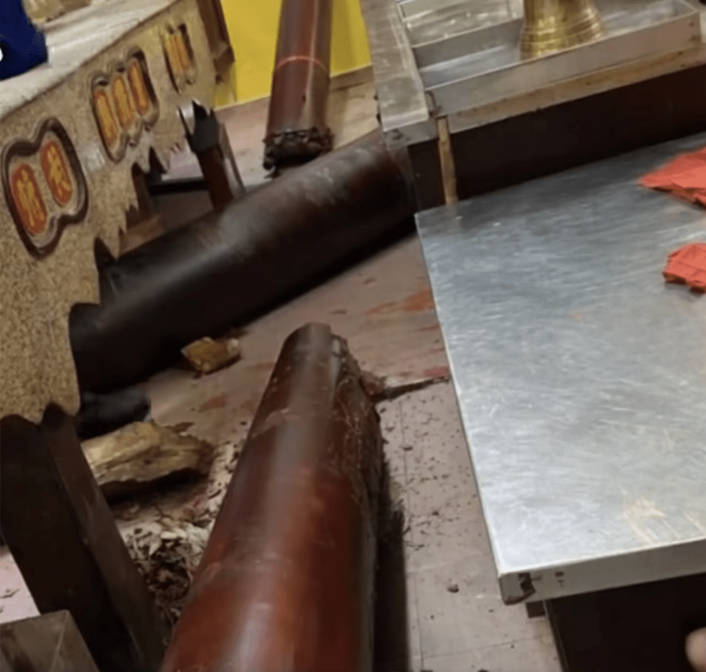 现场消息指,该根断裂的横梁于2022年才更换安装,使用仅约两年。丹绒士拔顺天宫Facebook影片截图 现场消息指,该根断裂的横梁于2022年才更换安装,使用仅约两年。丹绒士拔顺天宫Facebook影片截图