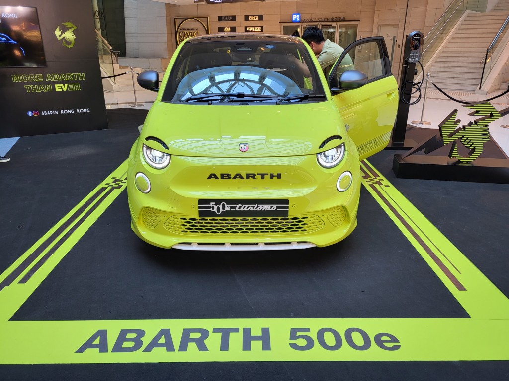 意大利电动车Abarth 500e高性能版「一换一」车价未落实，早鸟意向价约40万元以下。