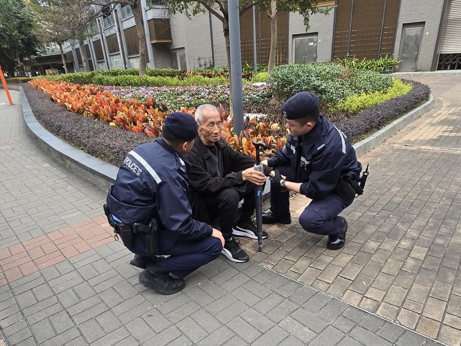 伯伯於觀塘泳池附近獨自徘徊。警方圖片