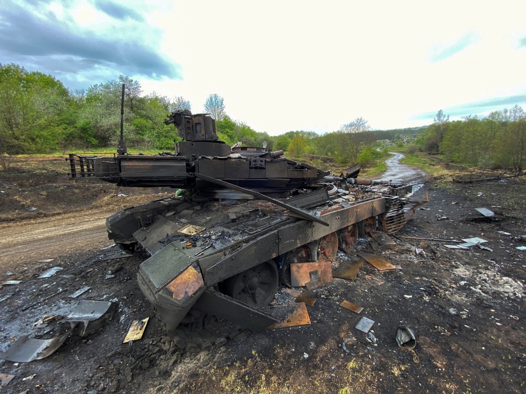 2022年5月9日，哈爾科夫地區一輛被烏軍摧毀的俄羅斯主戰坦克 T-90M。路透社