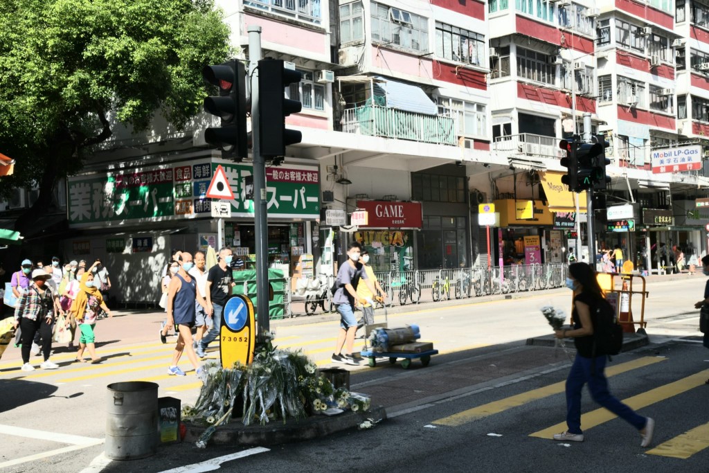 現場交通燈柱已經修復。