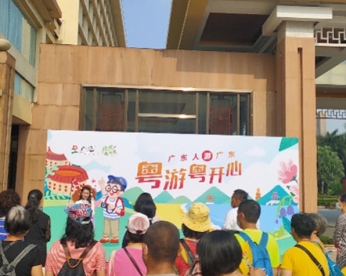 今日有超過120名遊客報團出遊。網圖