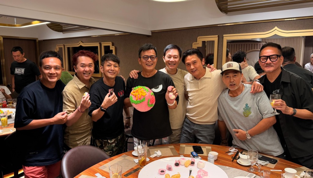黃日華與明星足球隊及好友合照。