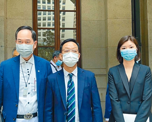 鄉議局主席劉業強(中)、副主席林偉強(左)及新民黨立法會議員容海恩(右)等到庭旁聽。