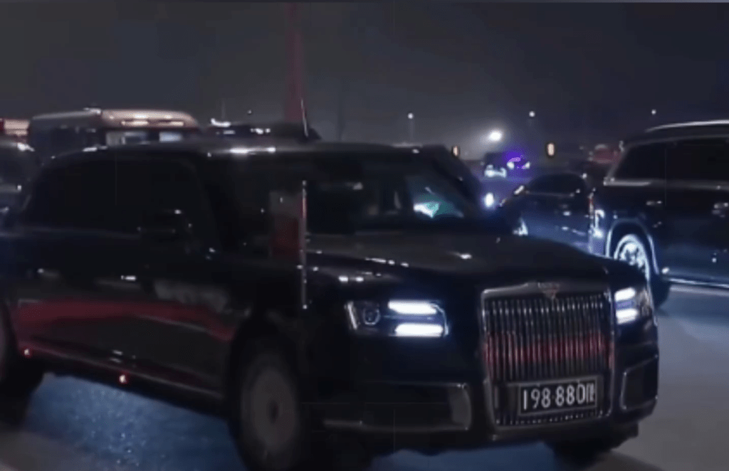 普京在北京出行乘坐的是掛中國牌照的俄羅斯奧魯斯（Aurus）汽車，車牌有三個8字。
