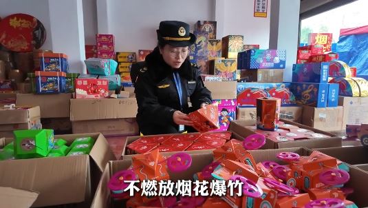 農曆新年前，吉首的執法人員大規模掃蕩煙花違規售賣。