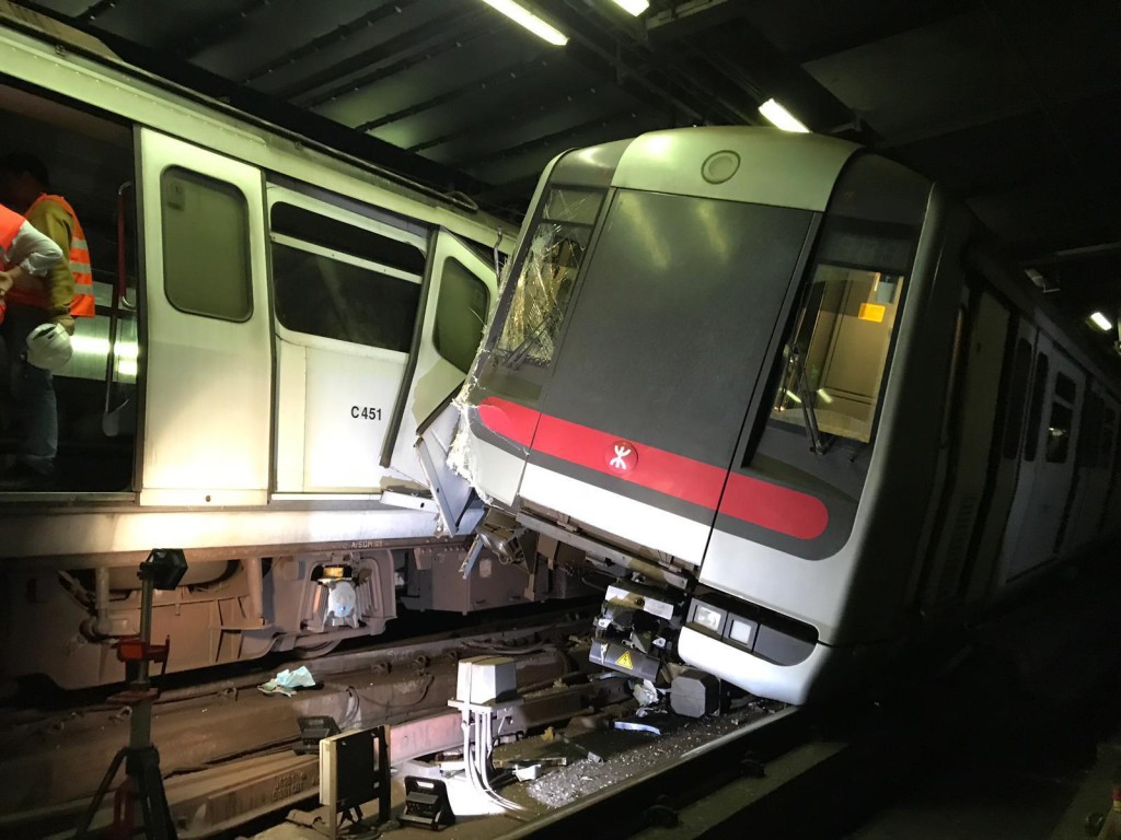 2019年，港鐵兩列列車相撞，發生在凌晨測試新信號系統期間，2名車長奇跡僅輕傷送院。