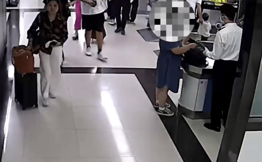 女性旅客神色緊張，步伐僵硬，被關員截查。