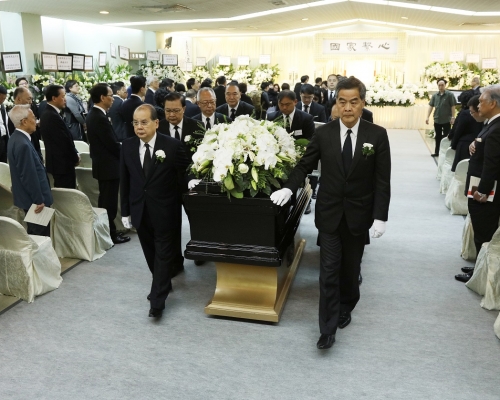 王敏刚举殡由8人代表扶灵。