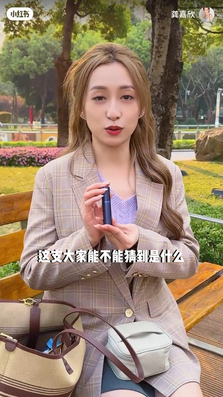 龔嘉欣拍了一段開箱片,原來她的包包乜都有,似足百寶袋。 龔嘉欣拍了一段開箱片,原來她的包包乜都有,似足百寶袋。
