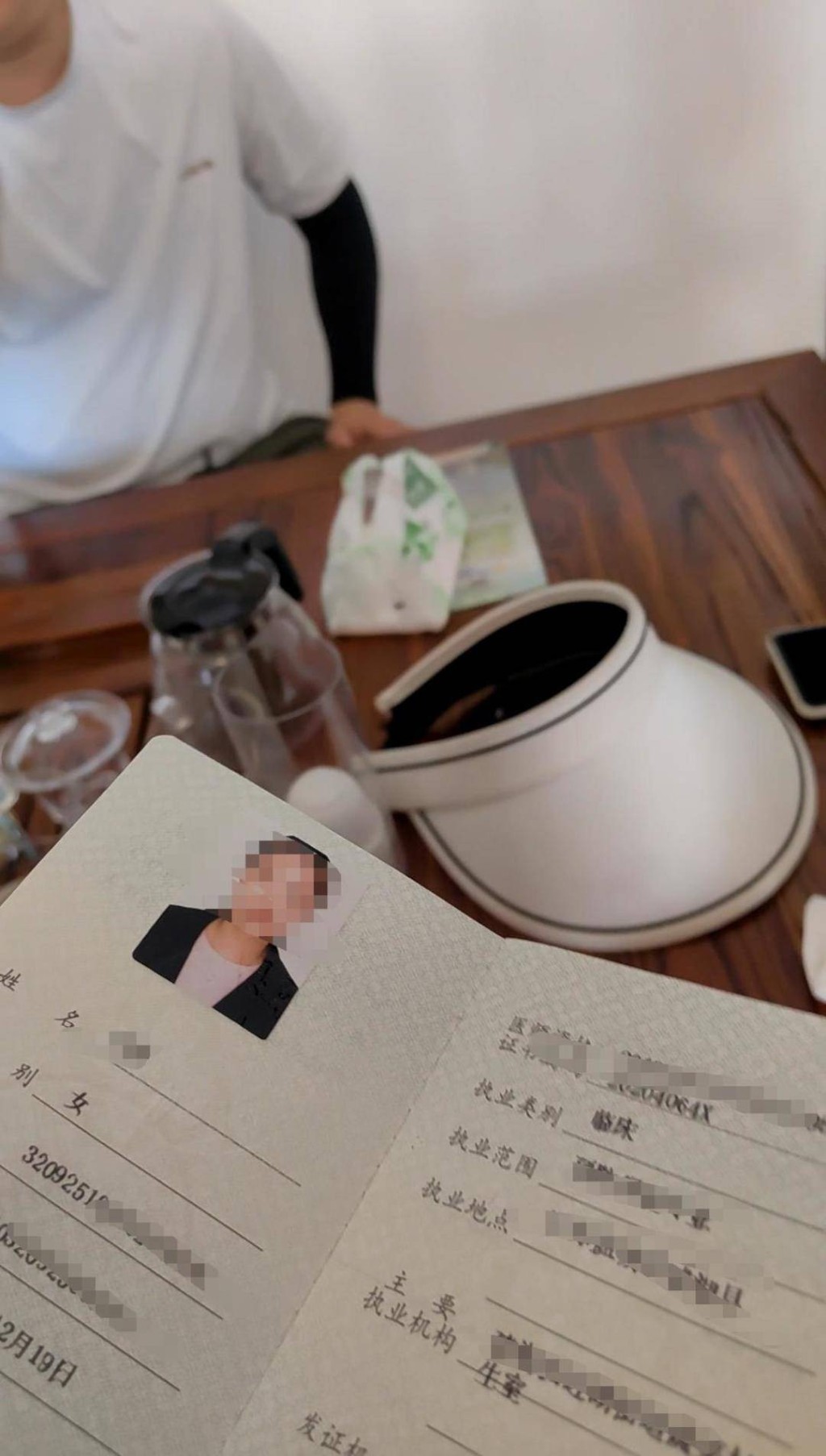 機構展示的醫師證書。