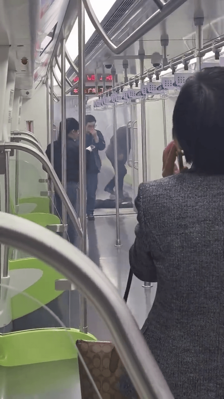 網片顯示,地鐵車廂內冒起白色濃煙,一男子用腳猛踩衣服,試圖撲火。 網片顯示,地鐵車廂內冒起白色濃煙,一男子用腳猛踩衣服,試圖撲火。