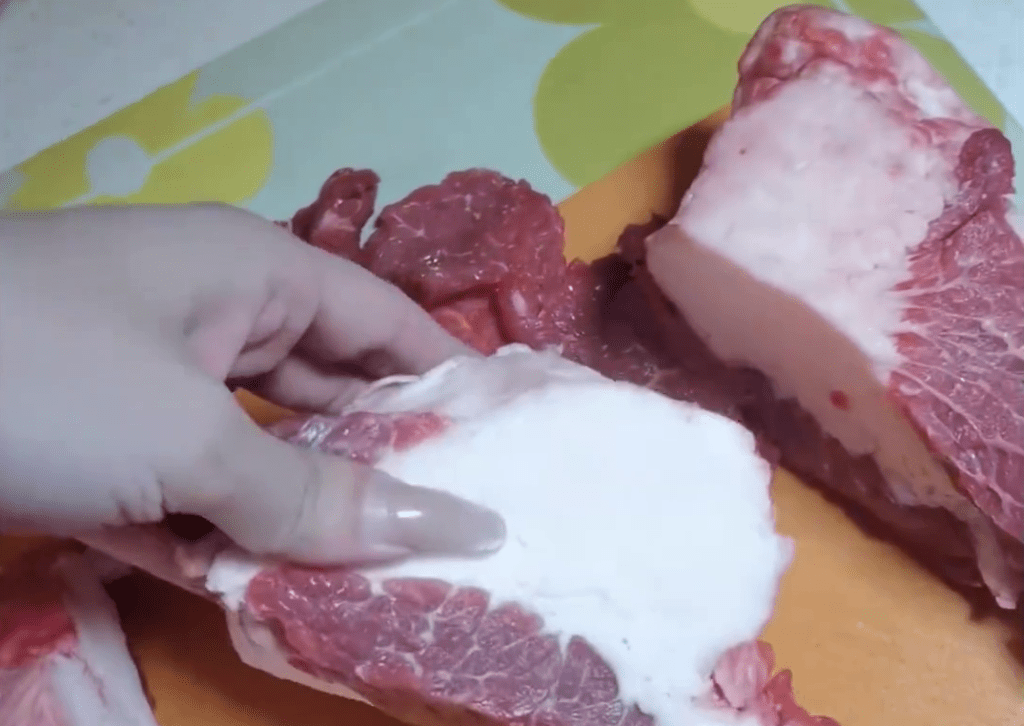 辽宁女超市买牛肉回家发现竟是「牛油包瘦肉」。