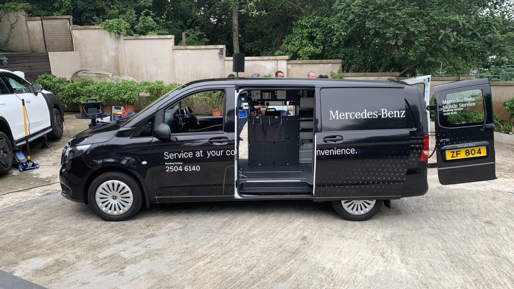 平治Mercedes-Benz香港推出全新Mobile Service服務，流動服務車看似麻雀雖小，內裡裝備卻五臟俱全。