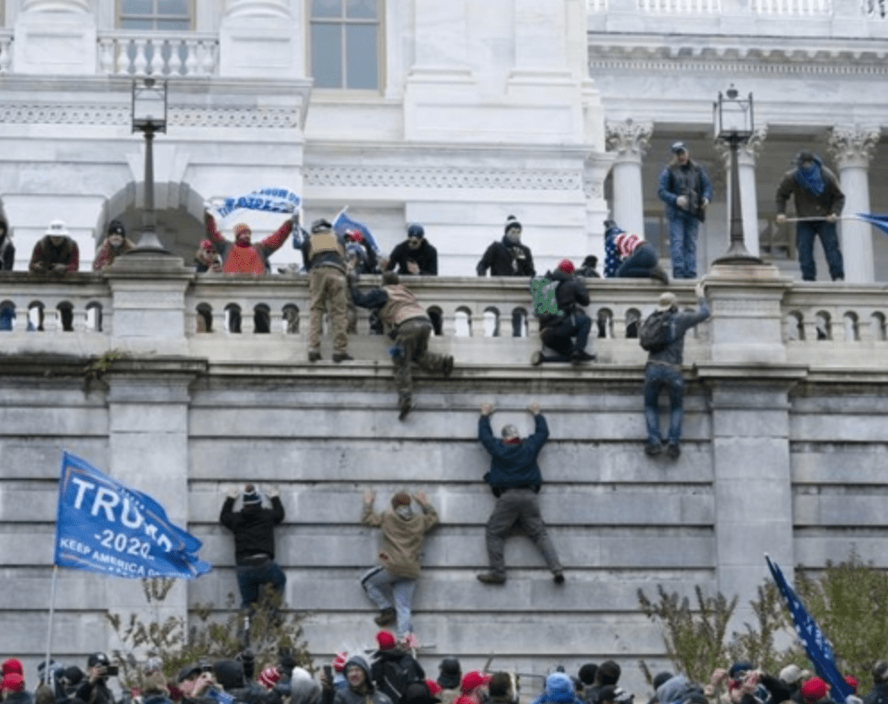 特朗普指控BBC的紀錄片節目《Panorama》，報道2021年國會山莊暴動事件時，「惡意剪接」其演講內容，意圖誤導公眾，並揚言將入稟控告，索償10億美元（約78億港元）。美聯社