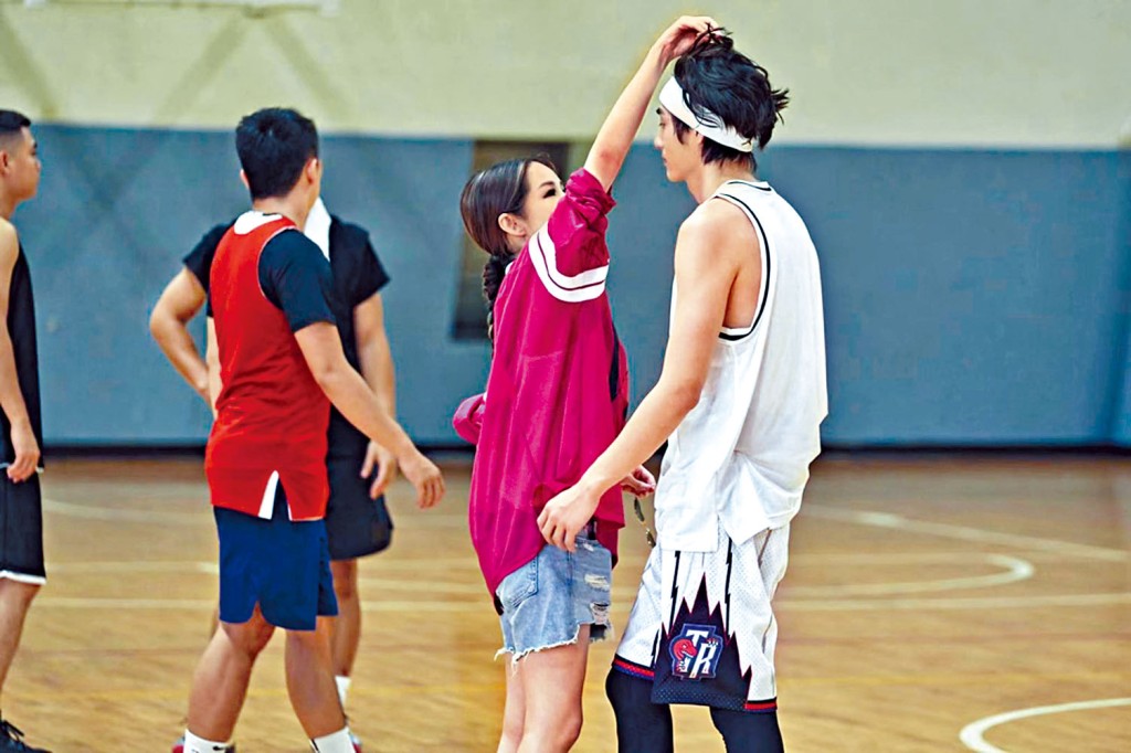 萧亚轩与黄皓在真人骚上奉旨晒恩爱。