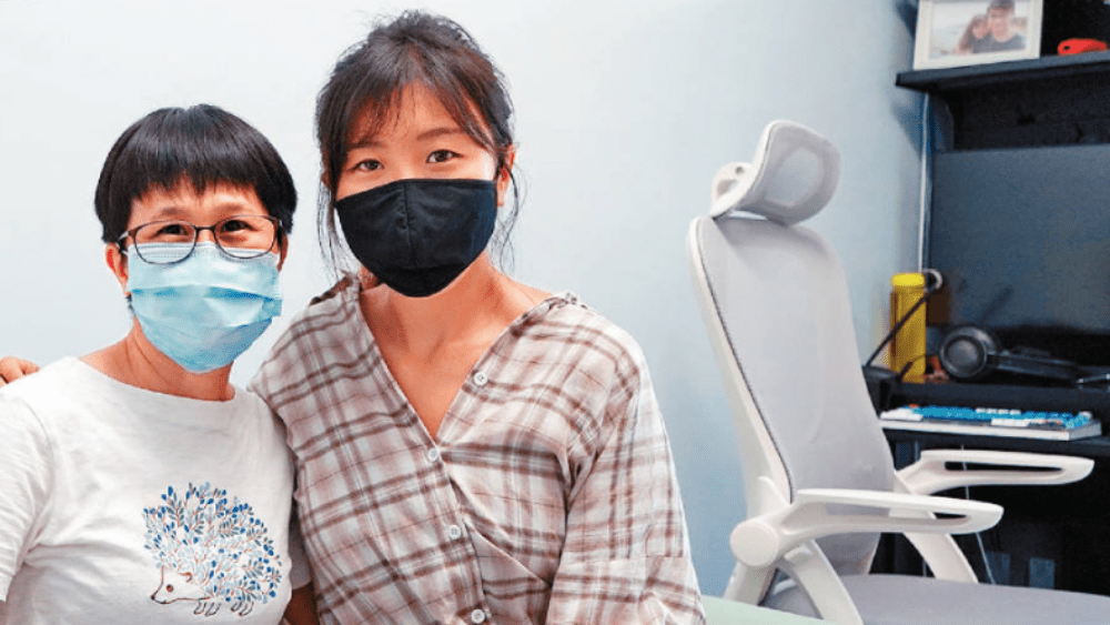 中港通關遙遙無期,阿Wing(左)的家庭面對生離死別,社工胡加沂(右)曾伸出援手。