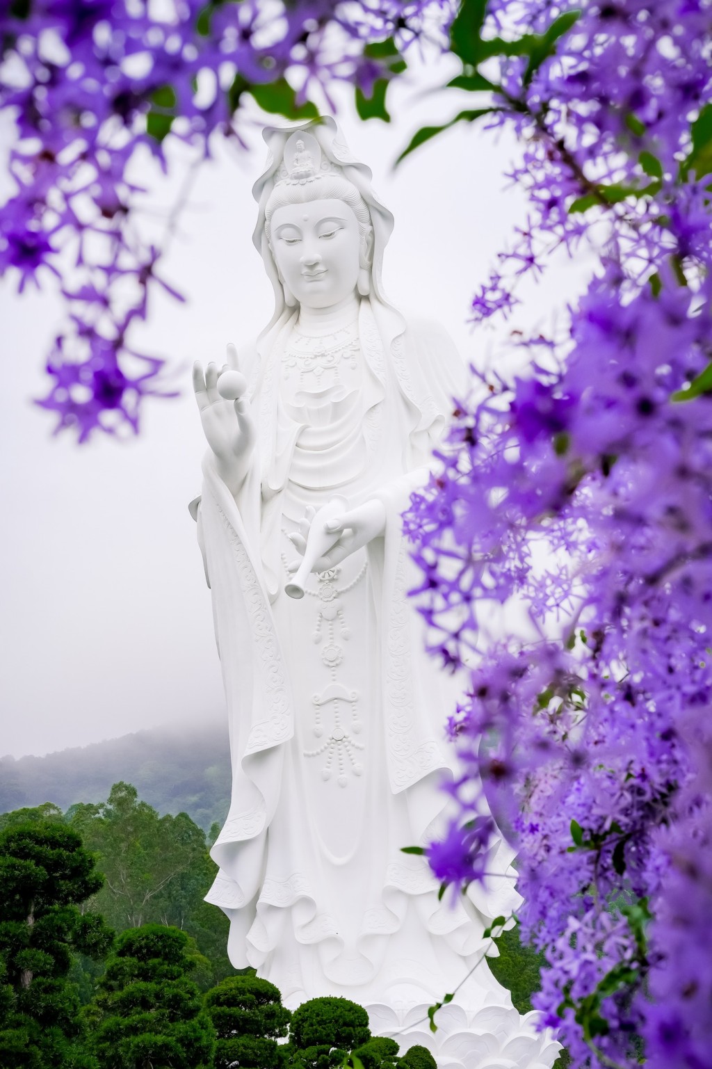 远看像为观音圣像添新衣。图片来源：慈山寺以往图片）