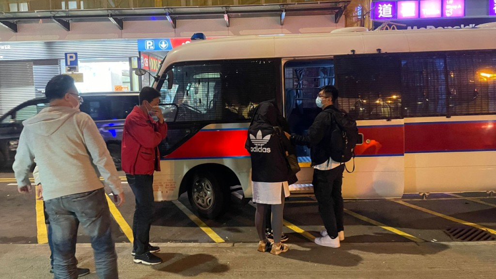 警破觀塘駿業街地下雀檔 拘7男女。警方提供