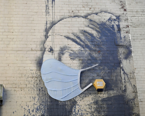 被戴口罩的《刺穿耳膜的少女》。AP