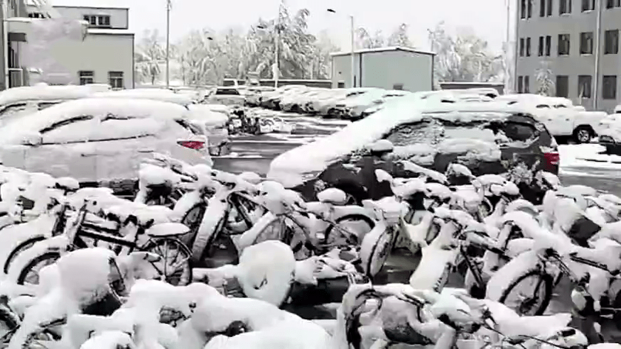 山西气温一天骤降近30度下起暴雪，街头停泊的汽车被铺满积雪。