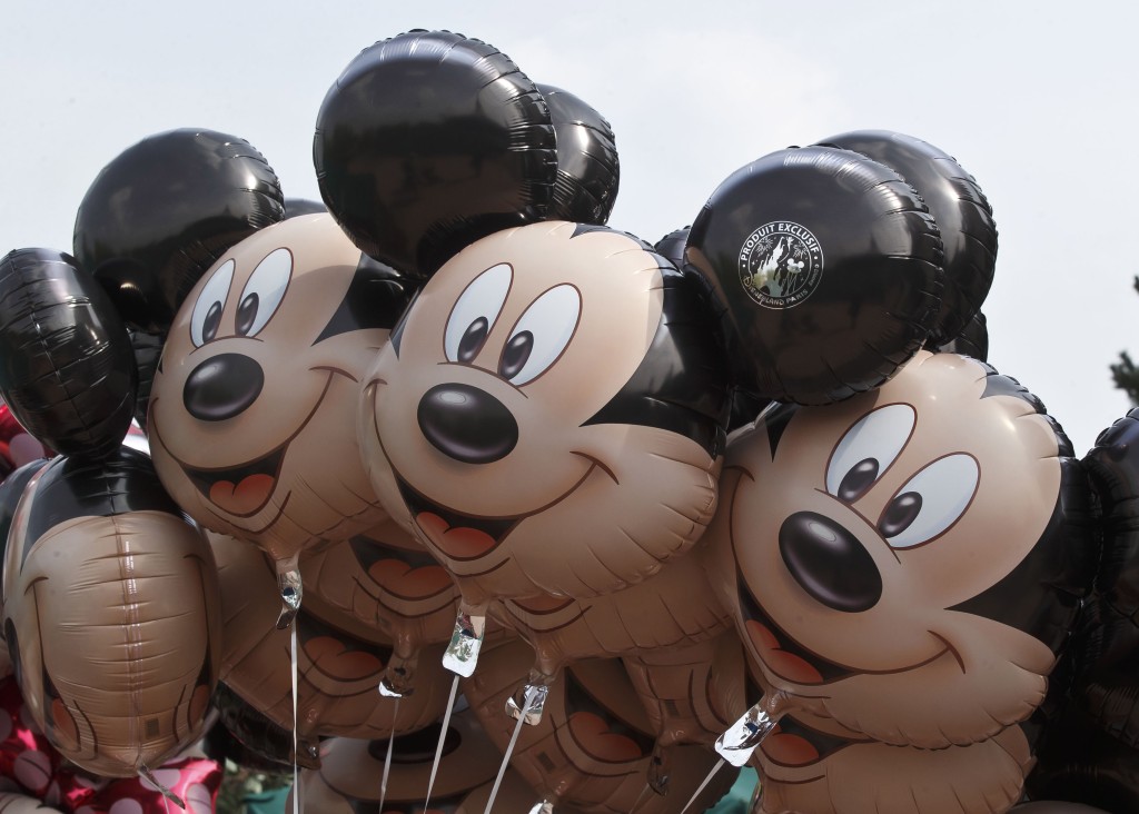法国迪士尼的米奇老鼠汽球。美联社