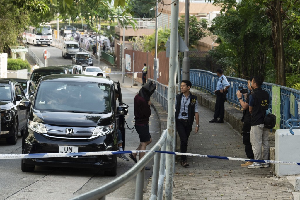 警方今日（10月30日）下午将疑犯押解回现场重组案情。美联社